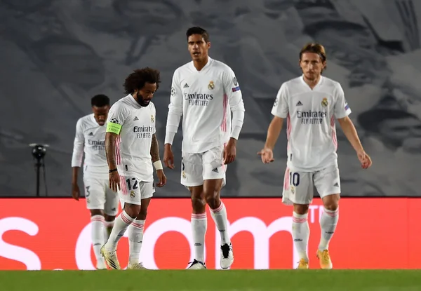 Real Madrid leva 3 do Shakhtar Donetsk no 1º tempo e perde na Champions