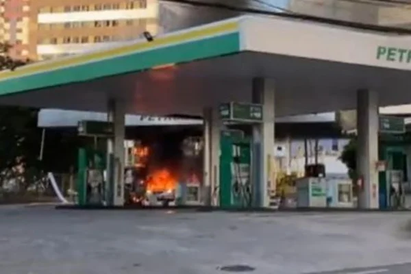 carro pega fogo em posto