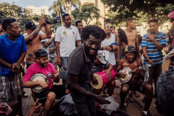Coletivos como "TTT" e "Pagode na Lata" oferecem aulas de arte, rodas de samba e profissionalização aos adictos, como forma de tratamento