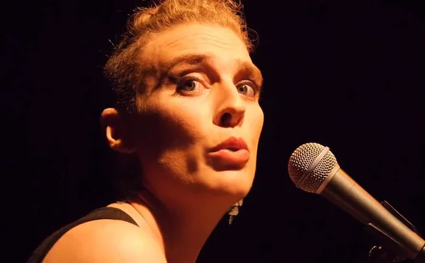 Cantora francesa Barbara Weldens morre no palco durante show