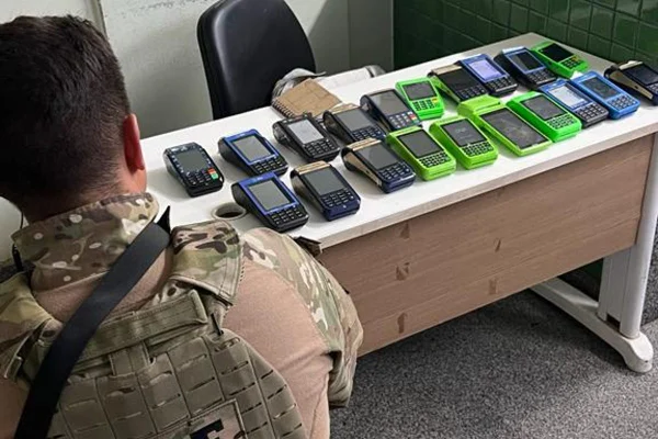 Dupla do “golpe do motoboy” é presa com 20 máquinas de cartão no DF