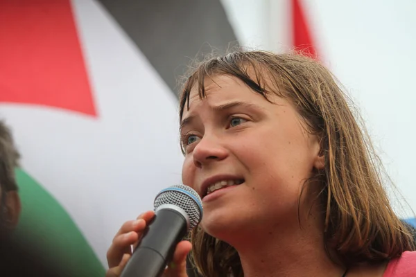 Greta Thunberg fala ao microfone