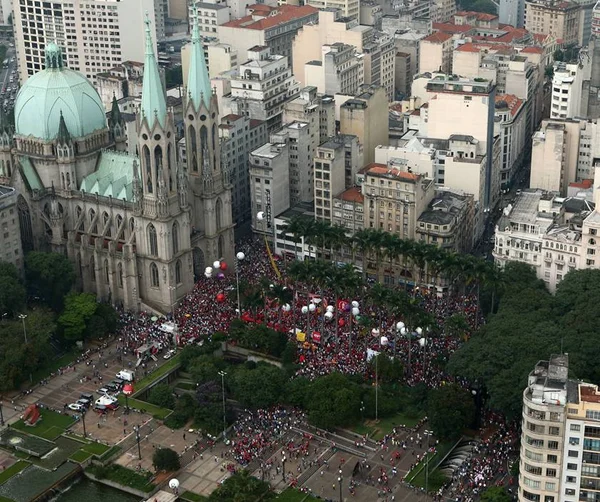 Protestos pró-Dilma reúnem 50 mil em São Paulo e no Rio de Janeiro
