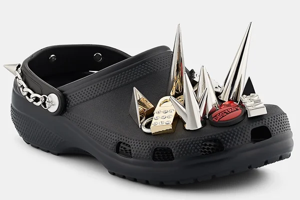 Crocs é punk! Sapato de borracha ganha spikes em collab com a Barneys