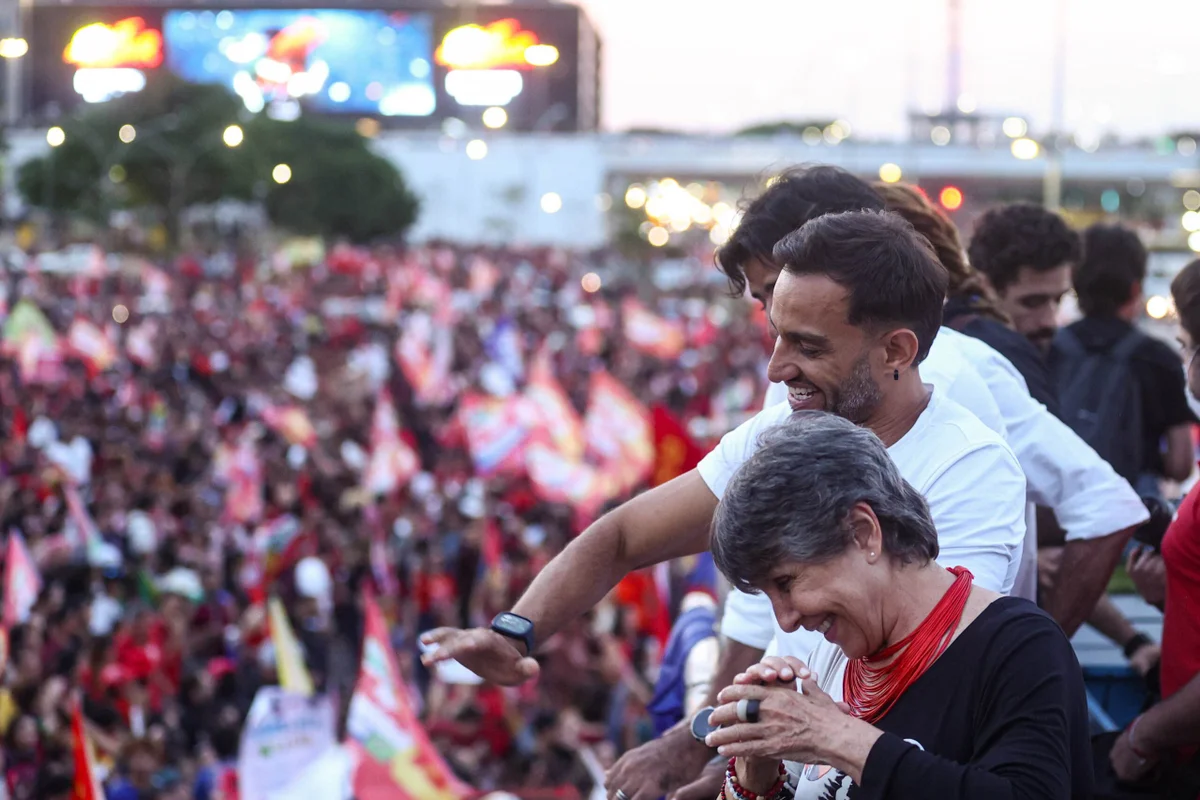 “Soberania e reeleição de Lula”: estudantes fazem ato no Museu da República - imagem 13 “Soberania e reeleição de Lula”: estudantes fazem ato no Museu da República - imagem 13