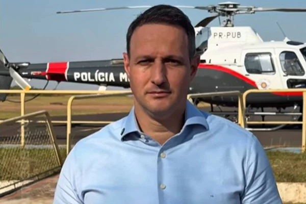 Secretário da segurança pública de São Paulo, Guilherme Derrite com helicóptero da PM ao fundo - Metrópoles