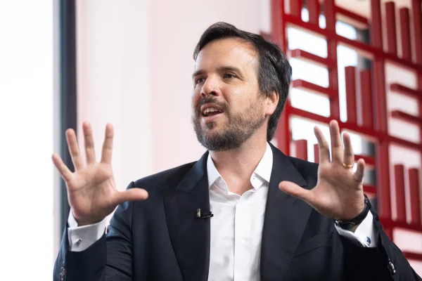 Imagem colorida do presidente da Anatel, Carlos Manuel Baigorri
