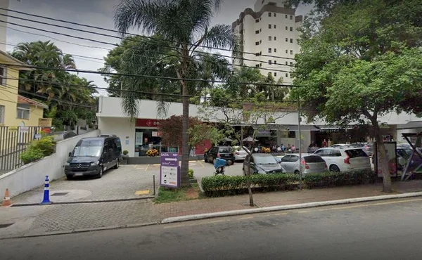 Segurança confunde menino negro com pedinte e mãe denuncia racismo
