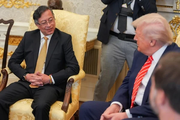 Gustavo Petro e Donald Trump em encontro na Casa Branca, nos Estados Unidos