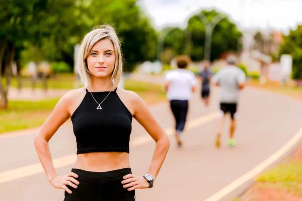 Fã de yoga e corrida, Jordana Diniz revela dicas para ter corpo magro