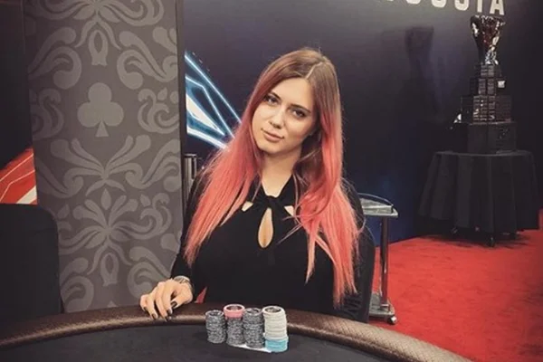 Morre, aos 26 anos, Liliya Novikova, musa do pôquer mundial