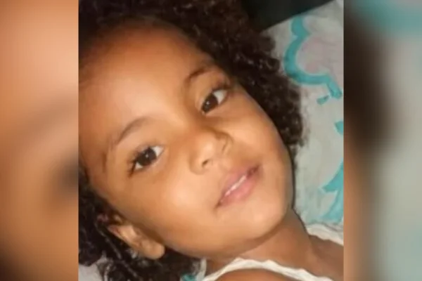 Menina de 4 anos desaparecida é encontrada morta em piscina de vizinho