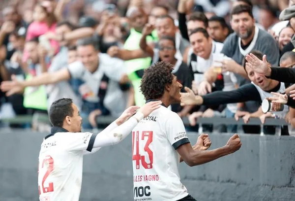 Na volta a São Januário, Vasco bate São Paulo e segue ascensão