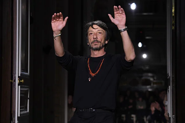 Na imagem com cor, foto do estilista Pierpaolo Piccioli - Metrópoles