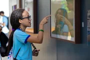 Alunos do CEF 01 Planalto visitam a exposição Constelações Contemporâneas da Cena Artística de Brasília