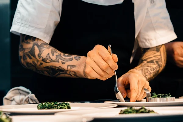 Chef montando pratos