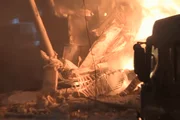 As chamas começaram por volta das 18h e se espalharam rapidamente pelo local, que fica em uma área com estabelecimentos comerciais e centros de distribuição 