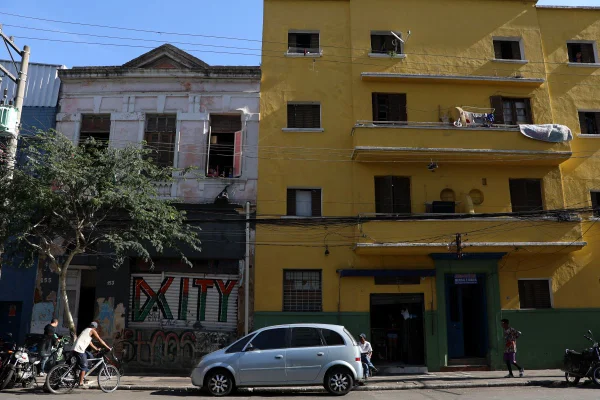 Imóvel que deve ser demolido para construção de futura sede do governo. Justiça proíbe governo de SP de despejar famílias que moram no local