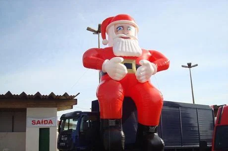 Boneco do Papai Noel de 8 metros desaparece misteriosamente em MG