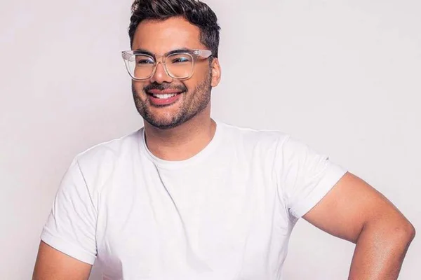 Fotógrafo de famosos, Pino Gomes expõe histórias de Anitta em livro