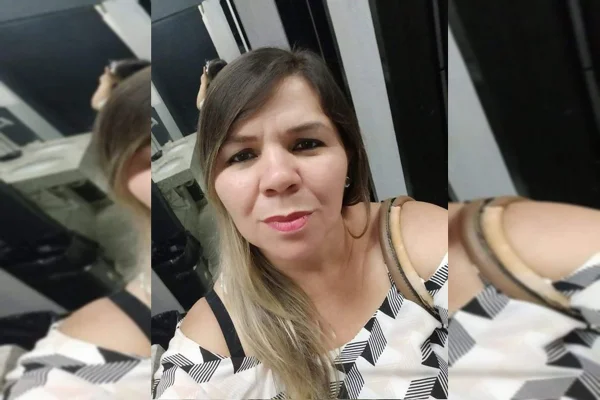 mulher branca faz selfie