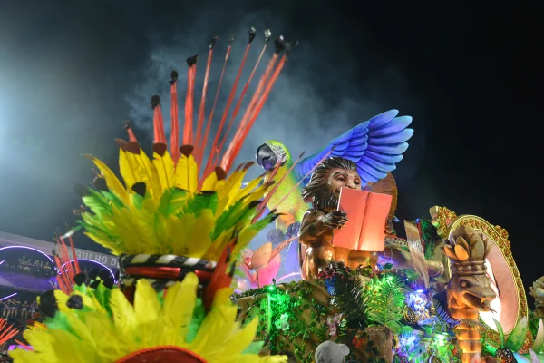 Imagem colorida do desfile da Acadêmicos do Salgueiro no Carnaval 2026 - Metrópoles