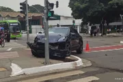 Viatura da PM e Porsche colidem na Avenida Brigadeiro Faria Lima, em São Paulo