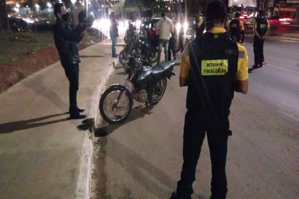 Em operação, Detran-DF autua 50 motociclistas por irregularidades