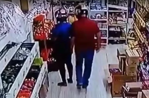 Imagem colorida, retirada das câmeras de segurança, do momento em que homem assedia vizinha - Metrópoles