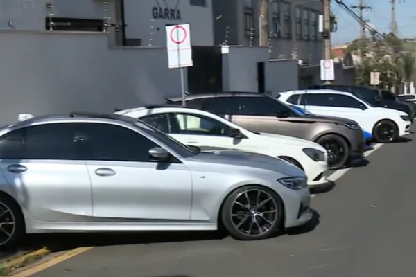 Imagem colorida de carros apreendidos durante operação da Polícia Civil em Limeira - Metrópoles