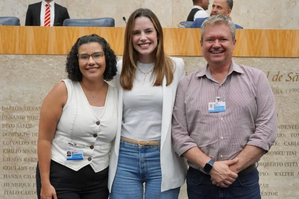 CPI do Metanol. Foto colorida da intérprete de libras Talita Queiroz (à esquerda), da vereadora Zoe Martínez (ao centro) e do assessor com deficiência auditiva Paulo Vieira - Metrópoles