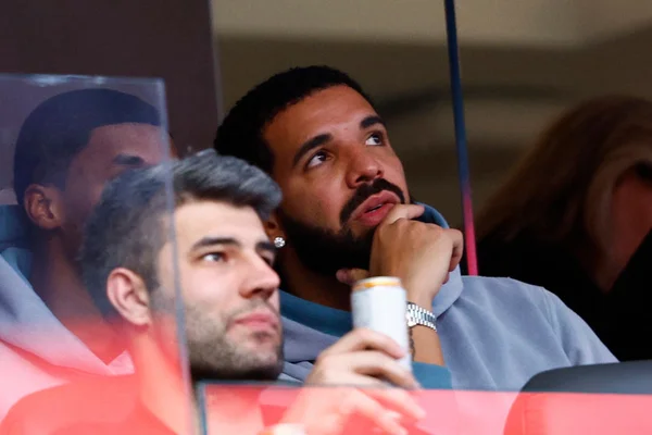 Rapper Drake esteve no SoFi Stadium para acompanhar final do Super Bowl, entre Los Angeles Rams e Cincinnati Bengals