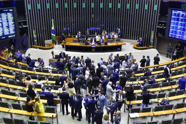 imagem colorida mostra sessão do congresso nacional no plenário da câmara dos deputados - Metrópoles