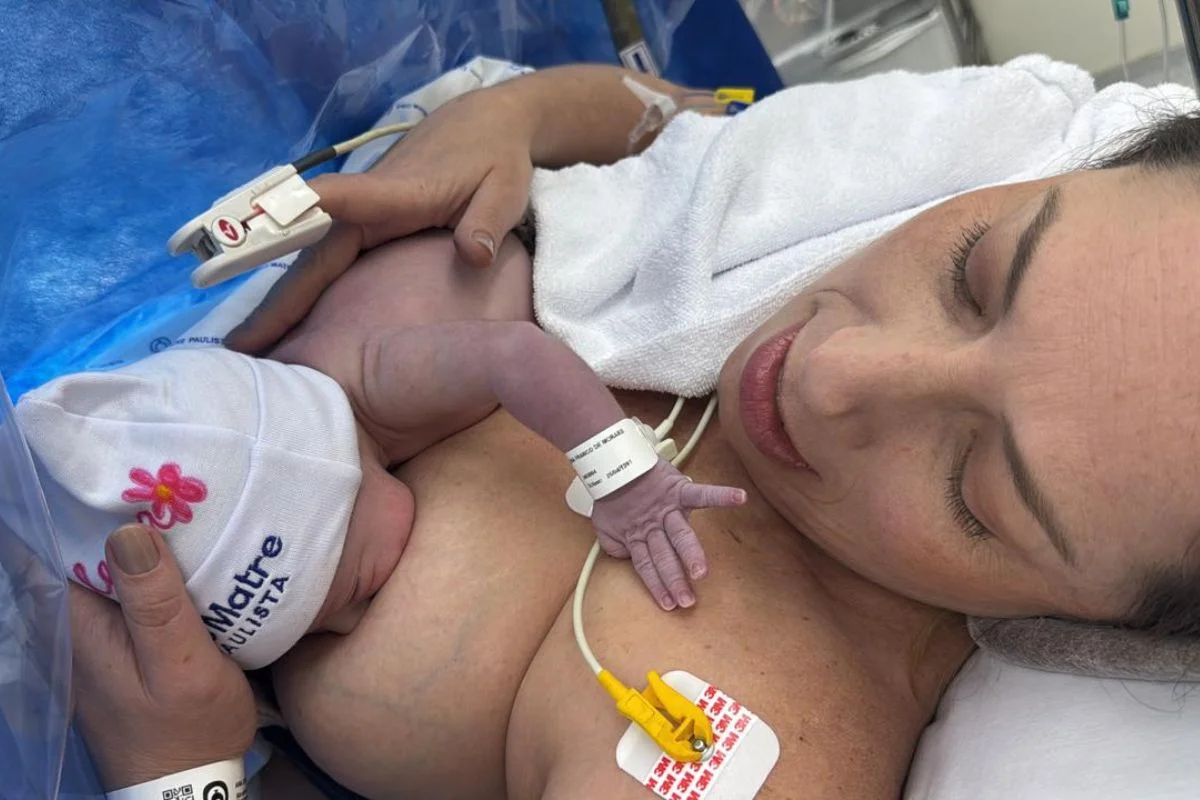 Ana amamentou Helena logo após o parto, um momento que ela descreve como uma vitória Ana amamentou Helena logo após o parto, um momento que ela descreve como uma vitória