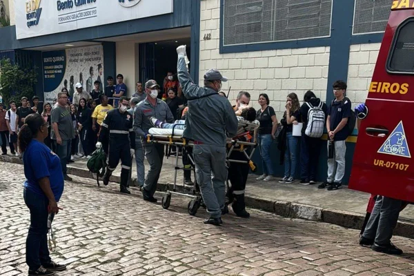 Imagem colorida mostra aluno sendo socorrido após uma briga dentro de escola particular em Campinas - Metrópoles