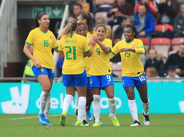 Com 2 gols de Debinha, Brasil vence a Inglaterra em amistoso