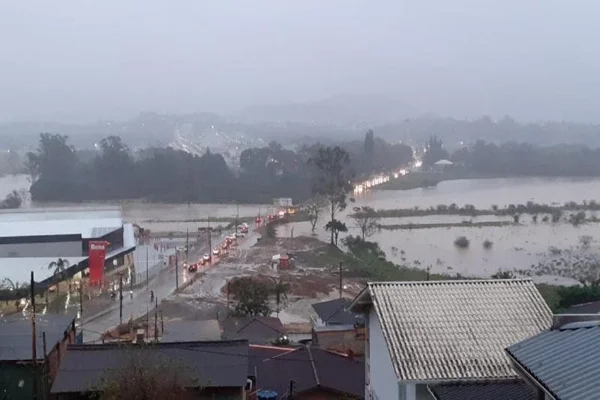 Temporais acendem alerta para alagamentos e deslizamentos em SC