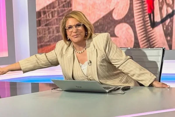Apresentadora Dina Aguiar