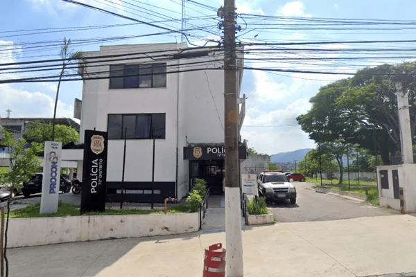 Imagem colorida da delegacia para onde foi encaminhado o caso do homem morto baleado pela PM durante discussão de trânsito - Metrópoles