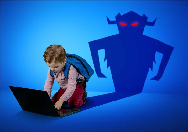 Imagem colorida. Criança no notebook - Metrópoles