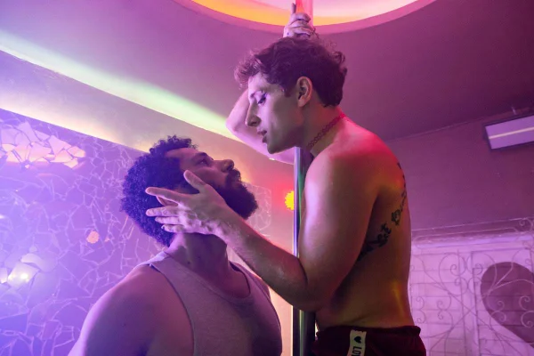foto colorida dos personagens kelvin e ramiro, de terra e paixão - metrópoles