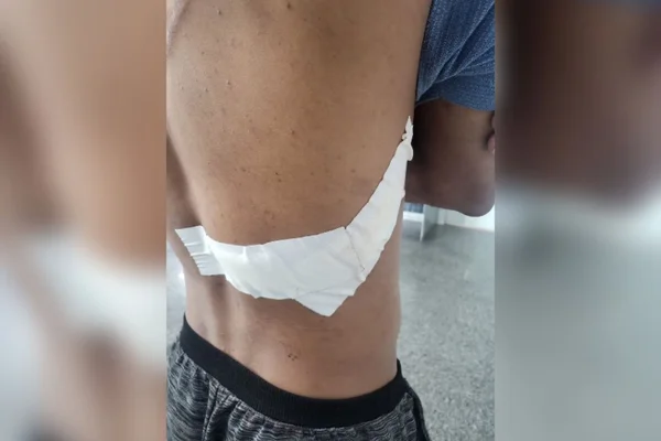 Homem é preso por tentar matar vizinho a facadas por causa de celular