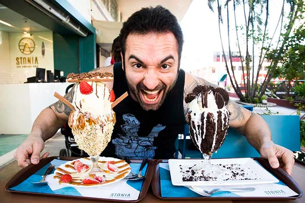 Atleta da comida: brasiliense bomba no YouTube comendo muito