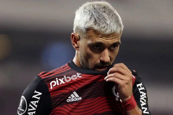 Flamengo ameaça jornalista que incitou violência contra Arrascaeta