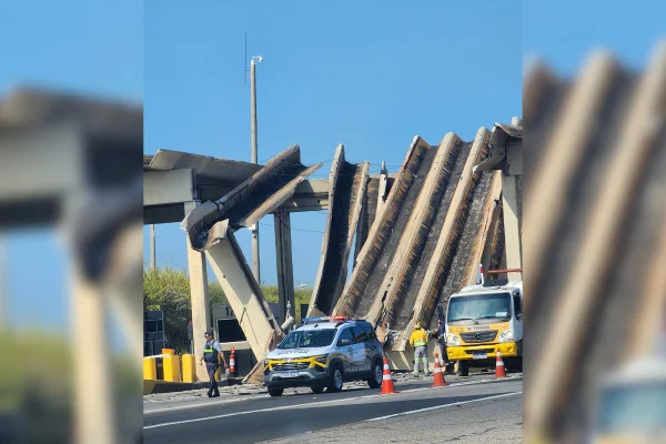 Motorista morre após carro capotar e atingir estrutura de pedágio - destaque galeria