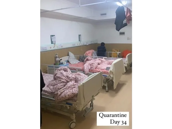 Quarto em centro de quarentena para a Covid-19 na China. Local é desorganizado e levemente apertado