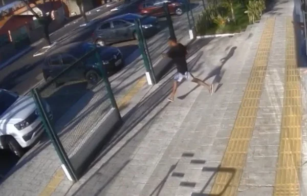 Preso tira algema e foge de fórum pela porta da frente. Vídeo