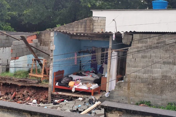Imagem mostra cômodo destruído em casa após temporal em São Paulo - Metrópoles