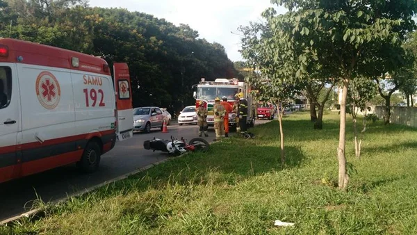 Acidente entre carro e moto deixa duas pessoas feridas na EPNB
