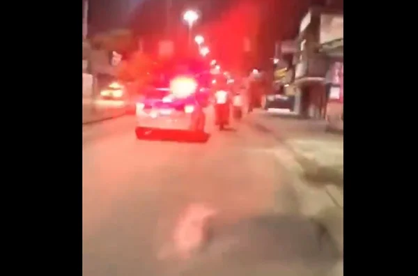 Foto colorida do momento antes da viatura atropelar uma moto que dava "rolezinho" no RJ - Metrópoles